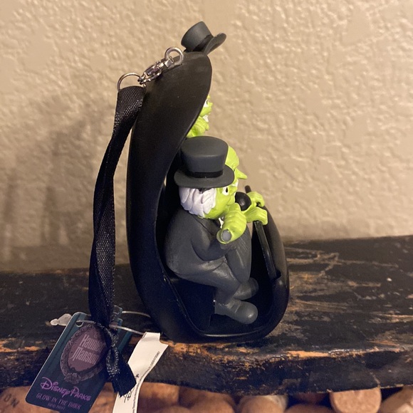 COPY - Disney Haunted Mansion Hitchhiking Ghost Ornament - Picture 5 of 5